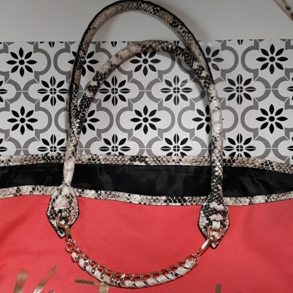 Victoria's Secret tote and girl in Pink wallet - Picture 5 of 5